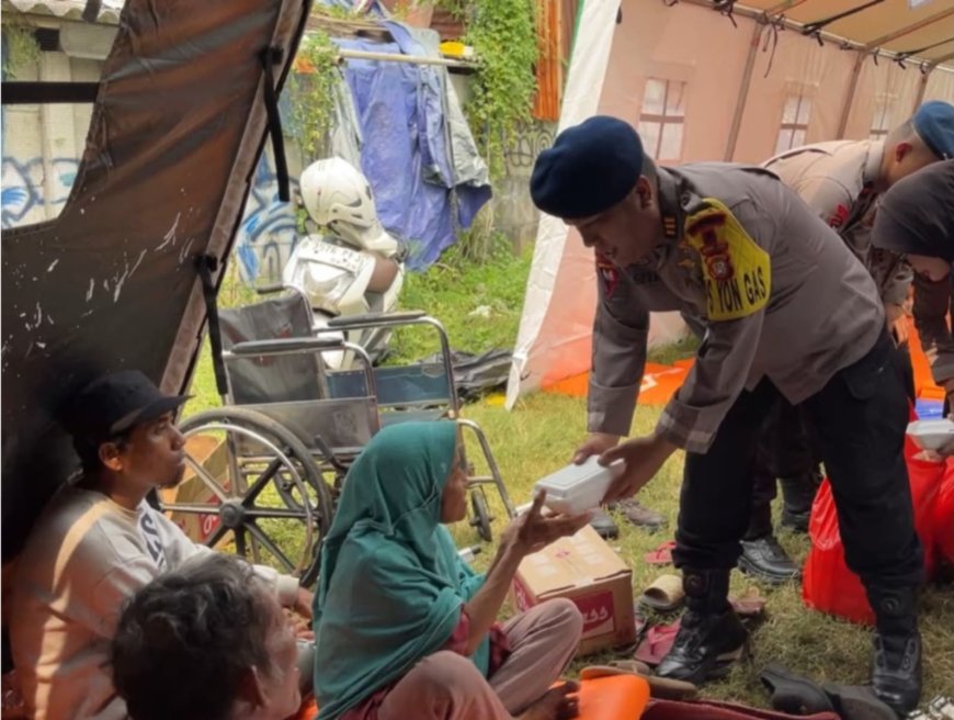 Dua Dapur Lapangan Brimob Beroperasi Layani Korban Kebakaran